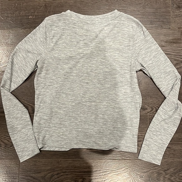 ✨3/$25 Grey crossover long sleeve - Picture 7 of 7